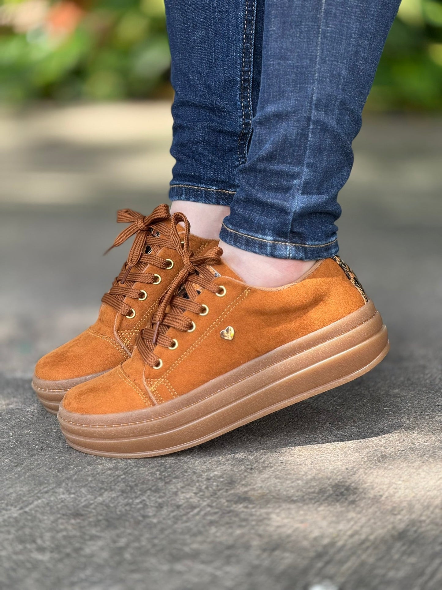gid://shopify/MediaImage/24532742733918